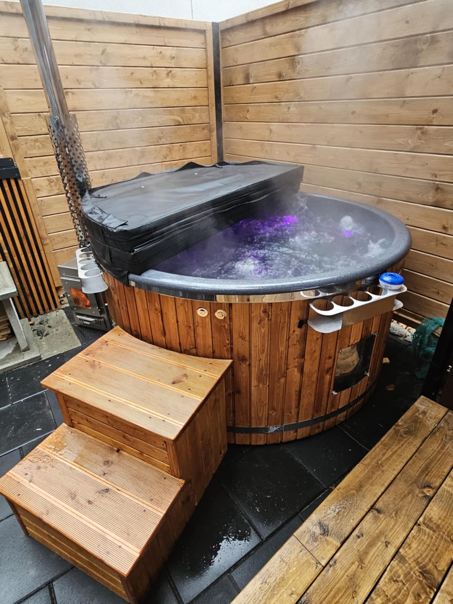 Jacuzzi ogrodowe z hydromasażem